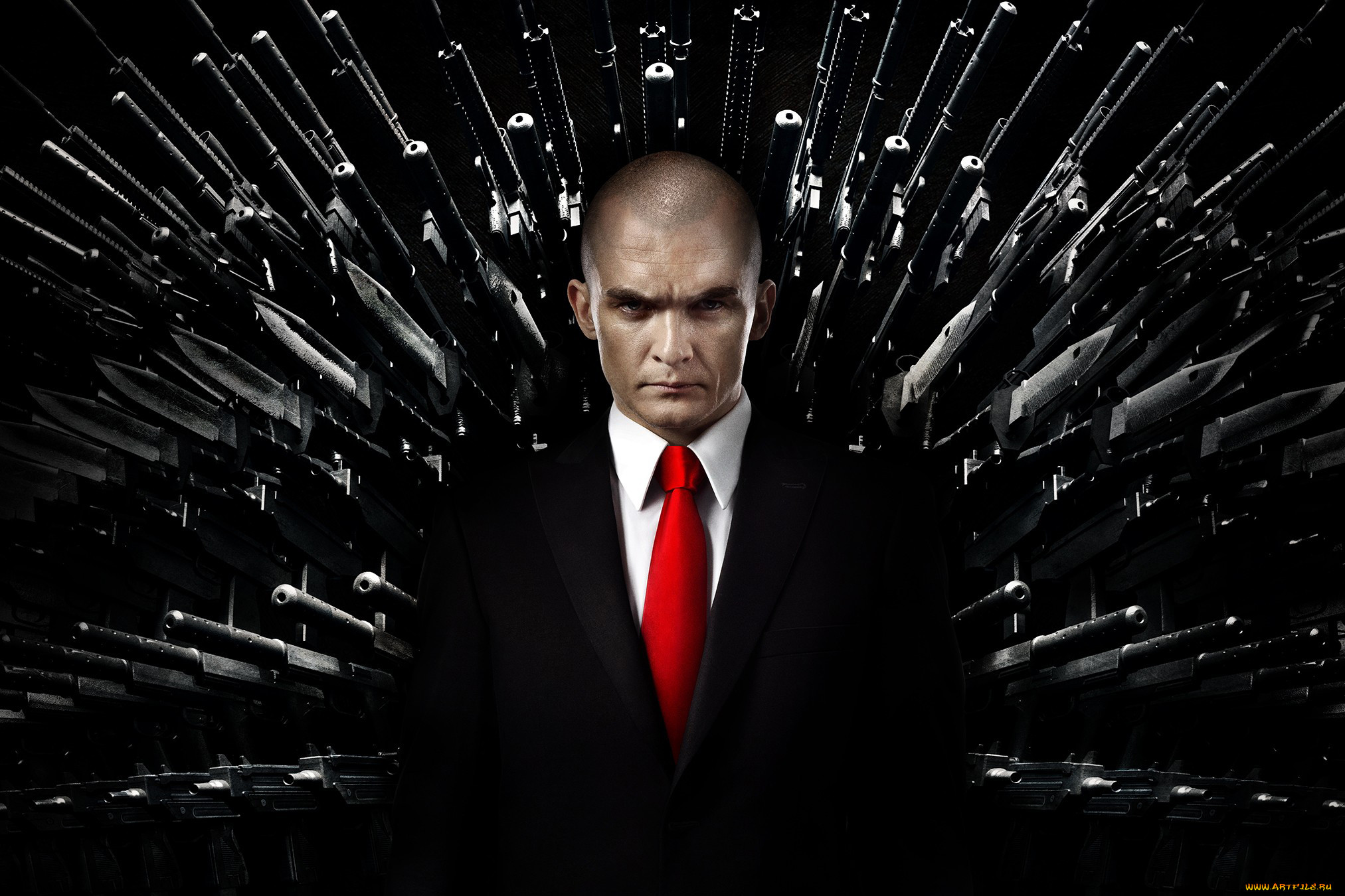 Обои Кино Фильмы Hitman: Agent 47, обои для рабочего стола, фотографии кино  фильмы, hitman, agent 47, черный, костюм, убийца, киллер, rupert, friend,  руперт, френд, оружие, хитмэн, агент, 47, красный, галстук Обои для